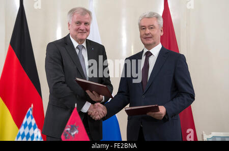 Moskau, Russland. 4. Februar 2016. Sergey Sobyanin (R), senior Meyor von Moskau, schüttelt Hände mit Horst Seehofer, Premier der deutschen Bundesland Bayern, im Rathaus von Moskau, Russland, 4. Februar 2016. Während des Treffens wurde eine Kooperationsvereinbarung zwischen Moskau und Bayern unterzeichnet. Foto: SVEN HOPPE/Dpa/Alamy Live News Stockfoto