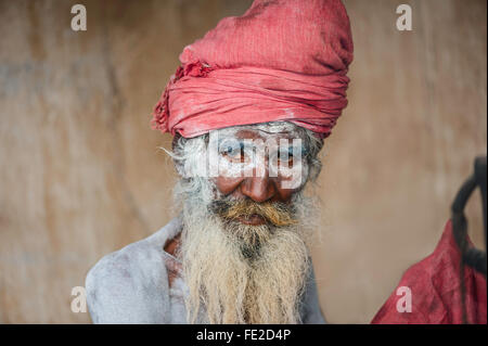 Porträt von einem Naga-Sadhu, ein Hindu religiöser Mann, auf Pilgerreise zu den Heiligen Stadt Pushkar in Rajasthan, Indien. Stockfoto