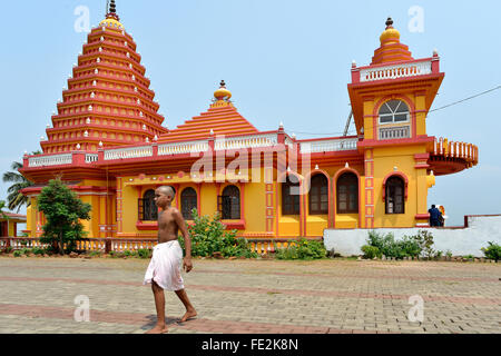 Indien Goa Mönche außerhalb Tapobhumi Hindu-Tempel Stockfoto