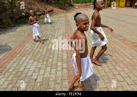 Indien Goa Mönche außerhalb Tapobhumi Hindu-Tempel Stockfoto