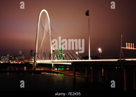 Eine Nachtansicht der Margaretenbrücke Jagd in Dallas Stockfoto