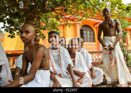 Indien Goa Mönche außerhalb Tapobhumi Hindu-Tempel Stockfoto