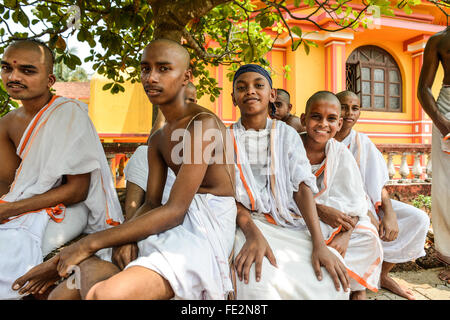 Indien Goa Mönche außerhalb Tapobhumi Hindu-Tempel Stockfoto