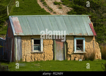 Historischen Sod Cottage in der Nähe von Brighton, Dunedin, Otago, Südinsel, Neuseeland Stockfoto