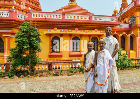 Indien Goa Mönche außerhalb Tapobhumi Hindu-Tempel Stockfoto