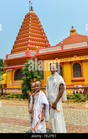 Indien Goa Mönche außerhalb Tapobhumi Hindu-Tempel Stockfoto