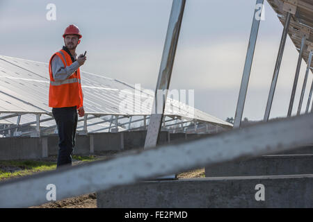 Energie Ingenieur bei solar Photovoltaikanlage und im radio Stockfoto