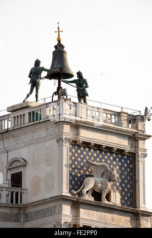 Auf dem Dach des Renaissance Torre dell Orologio aus dem Jahr 1493, auch bekannt als St. Marks Uhrenturm oder der Mauren Uhrenturm sind zwei Bronzestuppen Stockfoto