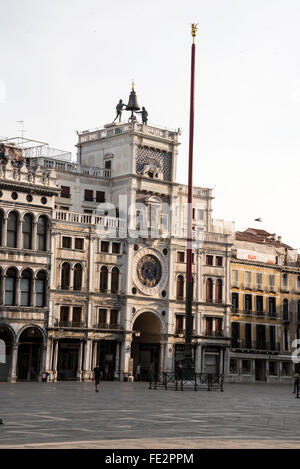 Auf dem Dach des Renaissance Torre dell Orologio aus dem Jahr 1493, auch bekannt als St. Marks Uhrenturm oder der Mauren Uhrenturm sind zwei Bronzestuppen Stockfoto