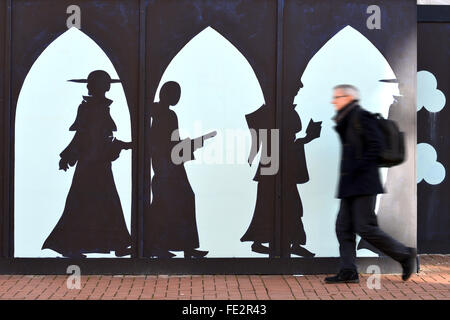Lewes, UK. 4. Februar 2016. Ein Künstler ist die ansonsten triste Fassade einer Entwicklung im Zentrum der historischen Stadt von Lewes, East Sussex verschönert. Die Darstellungen der Brüder auf die Entwicklung, die einmal Bob-Nachweis Amtsgericht mit einem Premier Inn und Geschäften ersetzt, beziehen sich auf das ehemalige Kloster, dass Occuped die Website für 300 Jahre vor dessen Auflösung von Heinrich VIII. Bildnachweis: Peter Cripps/Alamy Live-Nachrichten Stockfoto