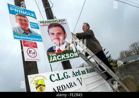 Ardara, County Donegal, Irland. 4. Februar 2016. Ein Mann setzt Kandidaten Plakate für den bevorstehenden irischen Parlamentswahlen.  Die irische allgemeine Wahl wird am Freitag, 26. Februar 2016 stattfinden. Bildnachweis: Richard Wayman/Alamy Live-Nachrichten Stockfoto