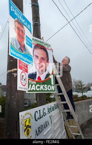 Ardara, County Donegal, Irland. 4. Februar 2016. Ein Mann setzt Kandidaten Plakate für den bevorstehenden irischen Parlamentswahlen.  Die irische allgemeine Wahl wird am Freitag, 26. Februar 2016 stattfinden. Bildnachweis: Richard Wayman/Alamy Live-Nachrichten Stockfoto