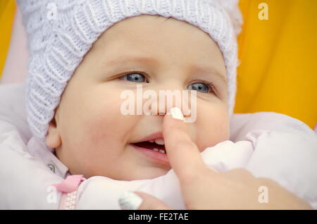 Berühren eines lächelnden Babys Nase Stockfoto