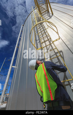 Wirtschaftsingenieur Aufstieg mit Sicherheitskäfig in einem Kraftwerk wird vorbereitet Stockfoto