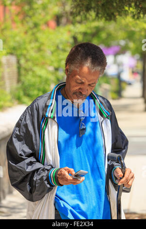 Mann mit Schädel-Hirn-Trauma mit seinem Handy Stockfoto