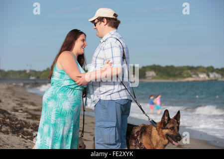Blinde paar genießen am Strand mit seinem Service-Hund Stockfoto