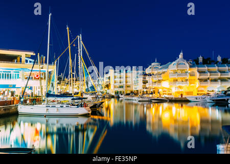 Nachtansicht Landschaft der schwimmenden Häuser, Schiff, Yacht in Puerto Marina, Malaga. Tiefblauer Himmel und Bucht Wasser mit Reflexion Stockfoto