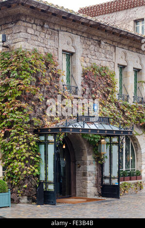 Efeu bedeckt Fassade des Hôtel De La Cité in die mittelalterlichen Mauern umgebene Stadt Carcassonne, Languedoc, Frankreich Stockfoto