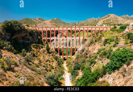 Der Panoramablick von Puente del Aguila oder Eagle-Brücke in Nerja, Malaga, Spanien. Alten Aquädukt weiterhin heute verwendet werden. Stockfoto