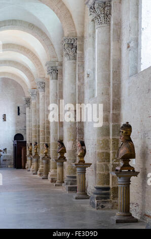 Reihe von Büsten und Säulen im Inneren des St. Sernin Basilica, Toulouse Stockfoto