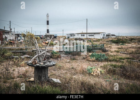 Schuppen Sie mit neuen Leuchtturm Dungeness Stockfoto