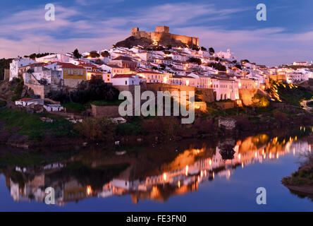 Portugal, Alentejo: Nächtliche Blick auf historische Dorf Mértola an den Rändern des Río Guadiana Stockfoto