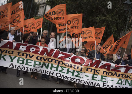 Athen, Griechenland. 4. Februar 2016. Streikenden halten Banner ein Schrei Parolen gegen die griechische Regierung. Mehr als 50.000 Menschen marschierten, um über die bevorstehende Sozialversicherung Reformen zu protestieren. Bildnachweis: Nikolas Georgiou/ZUMA Draht/Alamy Live-Nachrichten Stockfoto