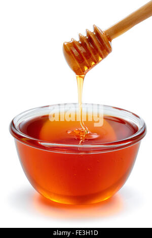 Hölzerne Wagen mit Schüssel Honig, isoliert auf weißem Hintergrund, Clipping-Pfad enthalten. Stockfoto