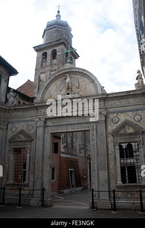 Marmor-Bildschirm von Pietro Lombardo und die Kirche der Scuola Grande di San Giovanni Evangelista San Polo Sestiere Venedig, Italien Stockfoto