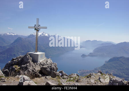 Kreuz auf Monte Grona mit Comer See, Bellagio und Grigne, Italien Stockfoto