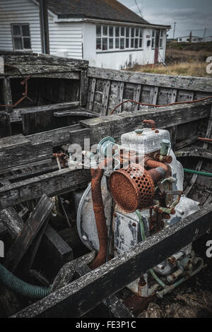 Bootsmotor auf Dungeness Strand, Kent, UK Stockfoto