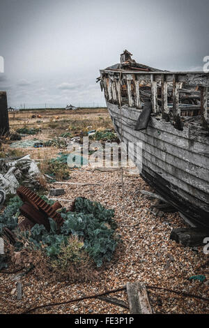 Boot am Strand von Dungeness, Kent, UK Stockfoto