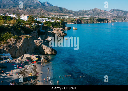 Panorama von der Mittelmeer-Küste, Strand, in der Nähe der Resort Nerja in Spanien. Blick von der Balcon de Europa. Stockfoto