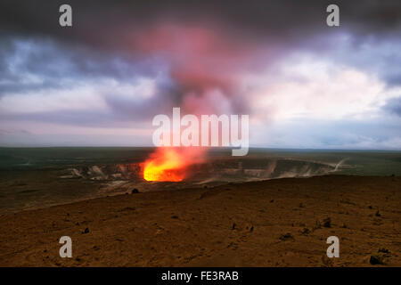 Spektakuläre Nacht Leuchten der geschmolzene Lava Kilauea Caldera und Hawaii Volcanoes National Park auf der Big Island von Hawaii. Stockfoto