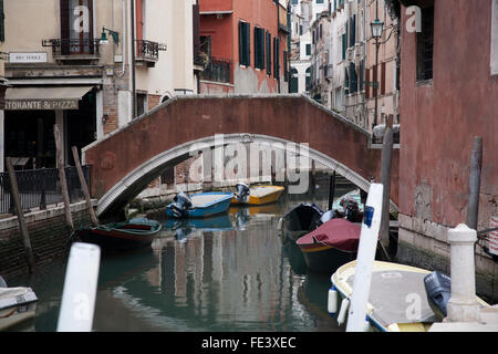 Brücke über einen Kanal, Sestieri Cannaregio Venedig Italien Stockfoto