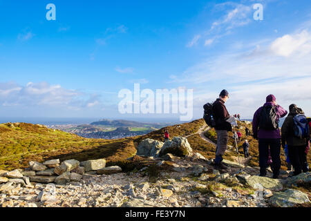 Wanderer-Gruppe am Küstenweg über Conwy Gipfel am Rande des Snowdonia mit Blick auf Küste. Conwy, North Wales, UK, Großbritannien Stockfoto