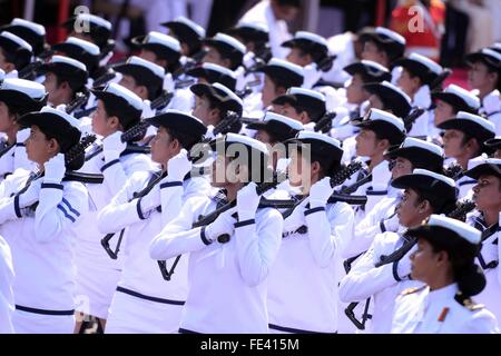 Colombo, Sri Lanka. 4. Februar 2016. Sri Lankan Marine-Soldaten marschieren während der 68. Unabhängigkeitstag feiern Parade in Colombo, die Hauptstadt Sri Lankas, 4. Februar 2016. Sri Lanka am Donnerstag feierte die 68. Jahrestag seiner Unabhängigkeit von der britischen Kolonialherrschaft im Jahr 1948. In diesem Jahr das Thema ist "Ekama Deyak, Maha Balayak" (eine Nation, Großmacht). Bildnachweis: Gayan Sameera/Xinhua/Alamy Live-Nachrichten Stockfoto