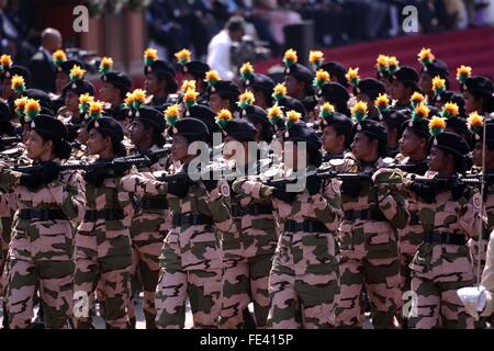 Colombo, Sri Lanka. 4. Februar 2016. Sri-lankische Armee Soldaten marschieren während der 68. Unabhängigkeitstag feiern Parade in Colombo, die Hauptstadt Sri Lankas, 4. Februar 2016. Sri Lanka am Donnerstag feierte die 68. Jahrestag seiner Unabhängigkeit von der britischen Kolonialherrschaft im Jahr 1948. In diesem Jahr das Thema ist "Ekama Deyak, Maha Balayak" (eine Nation, Großmacht). Bildnachweis: Gayan Sameera/Xinhua/Alamy Live-Nachrichten Stockfoto