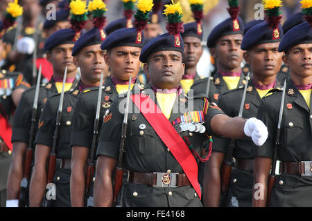 Colombo, Sri Lanka. 4. Februar 2016. Sri Lanka Civil Defense Forces Soldaten marschieren während der 68. Unabhängigkeitstag feiern Parade in Colombo, die Hauptstadt Sri Lankas, 4. Februar 2016. Sri Lanka am Donnerstag feierte die 68. Jahrestag seiner Unabhängigkeit von der britischen Kolonialherrschaft im Jahr 1948. In diesem Jahr das Thema ist "Ekama Deyak, Maha Balayak" (eine Nation, Großmacht). Bildnachweis: Gayan Sameera/Xinhua/Alamy Live-Nachrichten Stockfoto