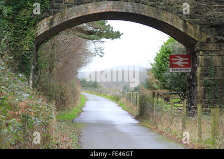 Der Ystwyth Trail, Teil der alten Aberystwyth Carmarthen Eisenbahnlinie nun von Wanderern und Radfahrern genutzt Stockfoto