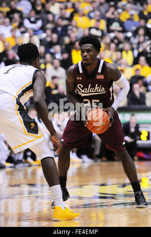 Wichita, Kansas, USA. 3. Februar 2016. Southern Illinois Salukis Guard Anthony Beane (25) erzielte 20 Punkte im Schadenfall 76-55 WSU während der NCAA Basketball-Spiel zwischen der Southern Illinois Salukis und die Wichita State Shockers in Charles Koch Arena in Wichita, Kansas. Kendall Shaw/CSM/Alamy Live-Nachrichten Stockfoto