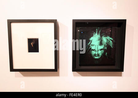 Oxford, UK. 3. Februar 2015. Ashmolean Museum, Oxford. Andy Warhol Ausstellung. Denn es 2016 Frühlings-Ausstellung, präsentiert das Ashmolean in Zusammenarbeit mit Hall Art Foundation (USA), eine bedeutende private Sammlung von Werken von Andy Warhol (1928-87). Über 100 Gemälde, Skulpturen, Siebdrucke und Zeichnungen aus der Sammlung der Halle sind neben Darlehen der Künstler Filme The Andy Warhol Museumstour, Pittsburgh ausgestellt. Im Bild: Selbst-Porträt in Schreck Perücke, 1986 und Selbstbildnis (Schreck Perücke) 1986 Credit: Lucy Ford/Alamy Live-Nachrichten Stockfoto