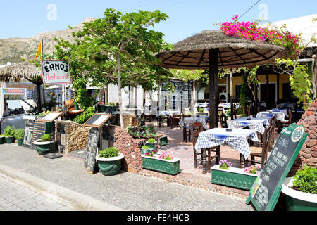 Das outdoor-Restaurant in der Nähe von Strand von Kamari, Santorin, Griechenland Stockfoto