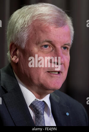 Moskau, Russland. 4. Februar 2016. Bayerischen Staat Premier Horst Seehofer liefert eine Pressekonferenz in Moskau, Russland, 4. Februar 2016. Seehofer ist bis 5. Februar 2016 zu politischen Gesprächen in Moskau. Foto: SVEN HOPPE/Dpa/Alamy Live News Stockfoto