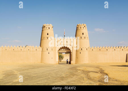 Blick auf Al Jahili Fort Haupttore Eingang gegen klaren Himmel Stockfoto