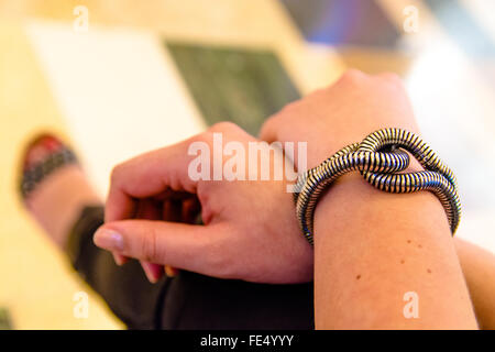 Zugeschnittenes Bild Frau mit Armband Stockfoto