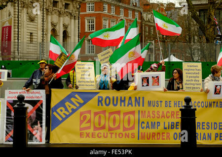 London, UK. 4. Februar. 2016. iranischen Exilanten Protest außerhalb der QE2 Conference Centre in Westminster während des unterstützen Syrien Konferenz London. Claire Doherty/Alamy Live-Nachrichten Stockfoto