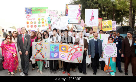 Air Vice Marshal (Retd) Faaiz Amir, Vizekanzler Air University, Major General (Retd) Professor Salman Ali, Principal Fazaia Medical College und Dr. Rukhsana Khan, Head of Community Medicine Department zusammen mit Dozenten und Studenten der Fazaia Medical College Teilnahme an Bewusstsein Spaziergang am Vorabend der Weltkrebstag auf Air University in Islamabad auf Donnerstag, 4. Februar 2016. Stockfoto