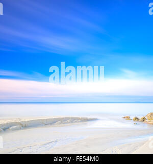 Weißen Sanddünen Strand, Felsen, blaues Meer und Himmel auf Hintergrund Stockfoto