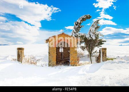 Toskana, Casale Marittimo kleine Kapelle Kirche und Bäume im Winter von Schnee bedeckt. Maremma, Italien, Europa Stockfoto